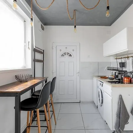 Apartman Cozy And Stylish In The Ruin Bar District