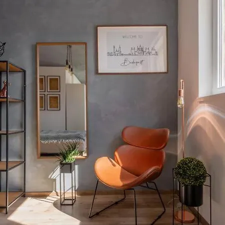 Cozy And Stylish In The Ruin Bar District Budapeşte