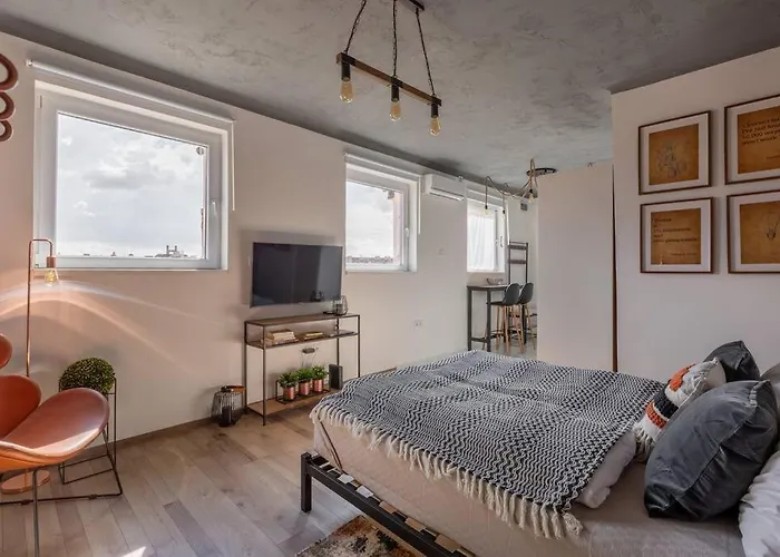 Cozy And Stylish In The Ruin Bar District *