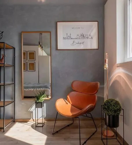 Cozy And Stylish In The Ruin Bar District Budapesta