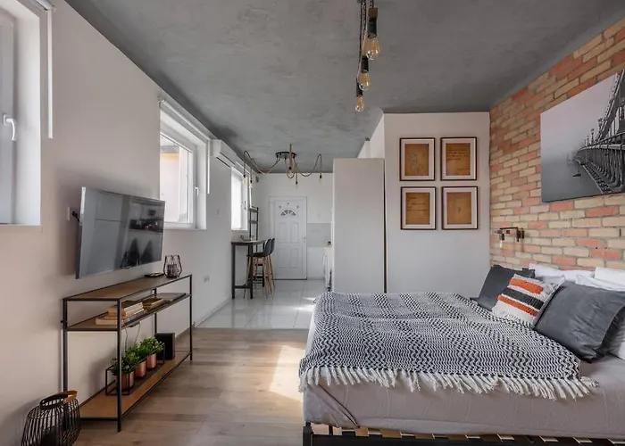 Cozy And Stylish In The Ruin Bar District *