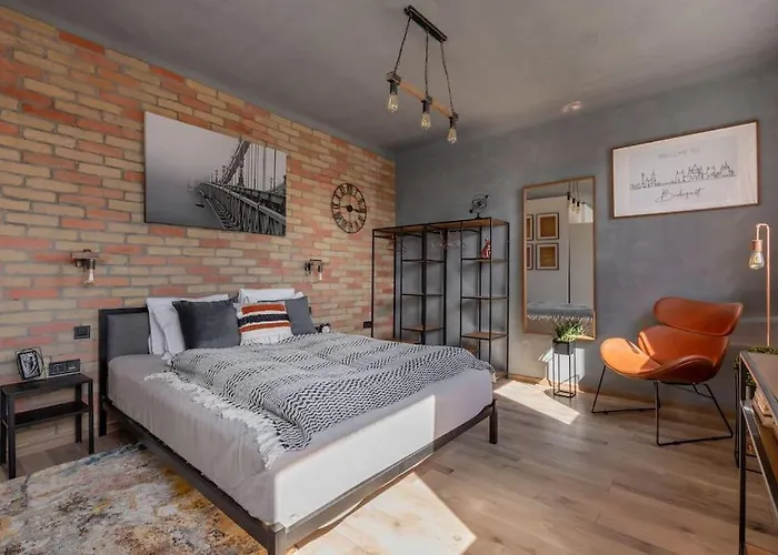 Cozy And Stylish In The Ruin Bar District *