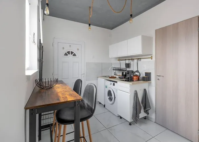 Cozy And Stylish In The Ruin Bar District Apartment